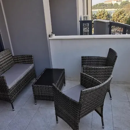 Sandy - 1st Row At Sea Pjescana Uvala