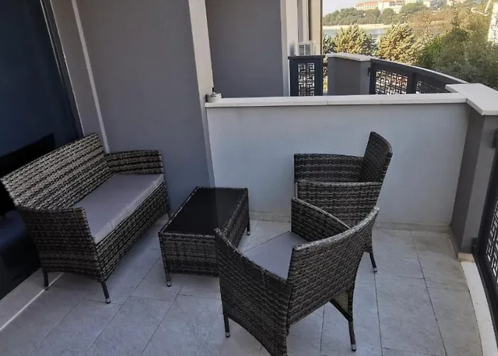 Sandy - 1st Row At Sea Pjescana Uvala