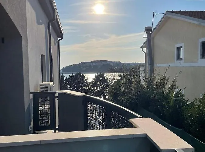 Sandy - 1st Row At Sea Pjescana Uvala