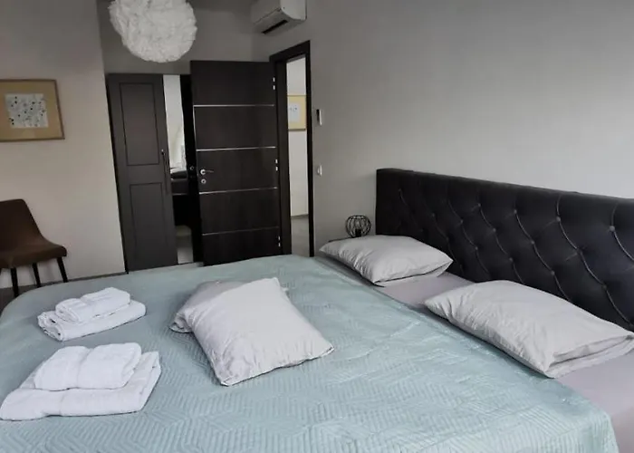 Sandy - 1st Row At Sea * Pjescana Uvala